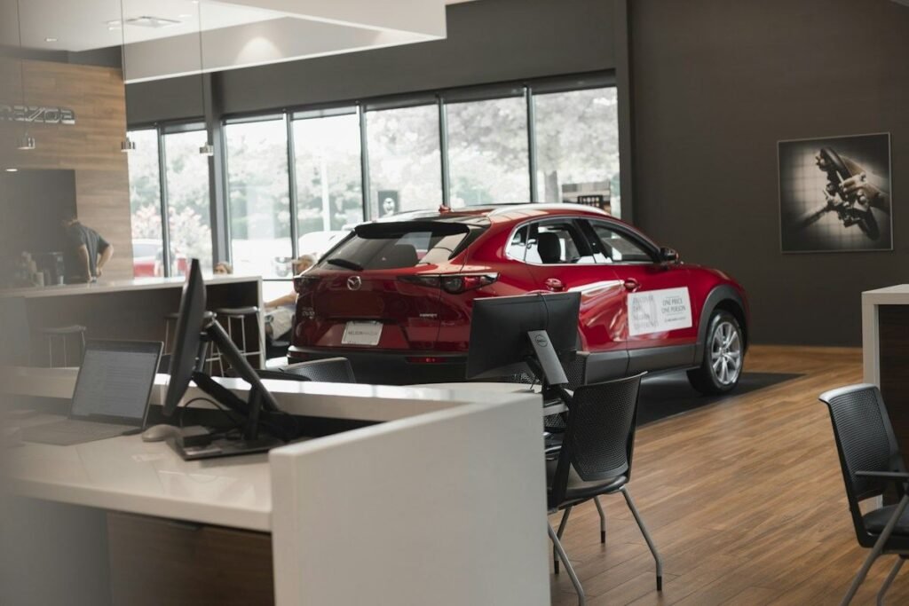 Sauberer Showroom eines Autohauses