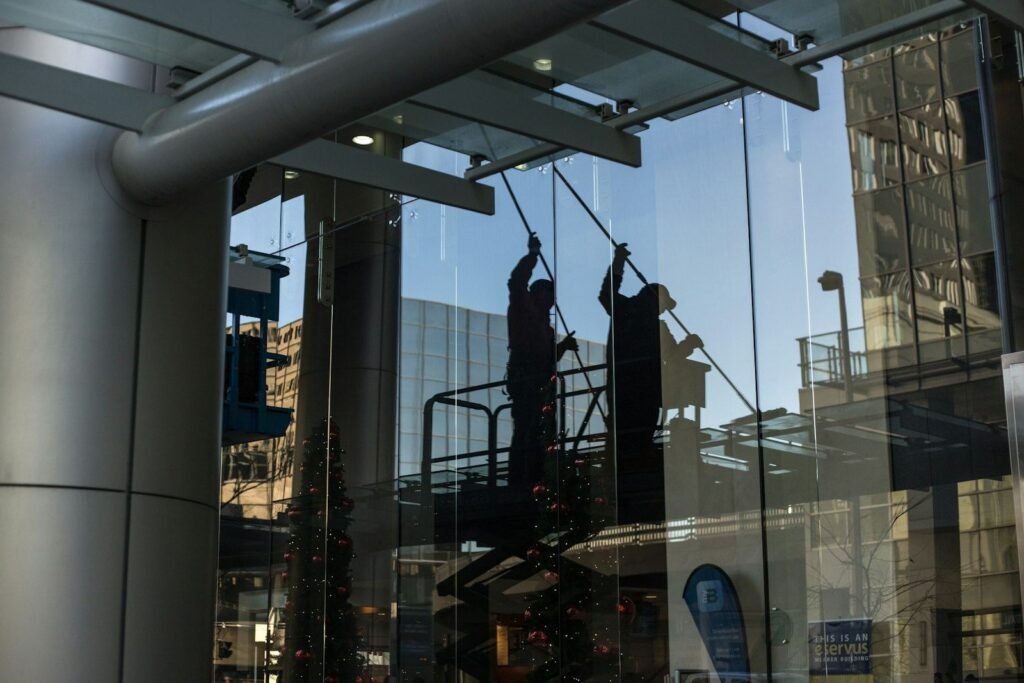 Glasreinigung Ingolstadt: Reinigung einer Glasfront an einem Bürogebäude