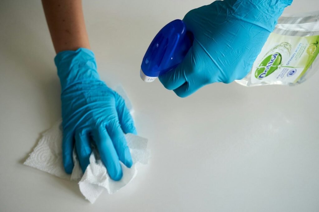 Hygienische Flächenreinigung mit Handschuhen nach Farbsystem